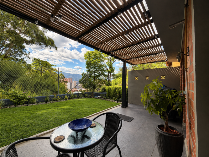 Casa de 4 alcobas en venta en El Carmelo, Sabaneta, 291 m² · foto 2 de 24