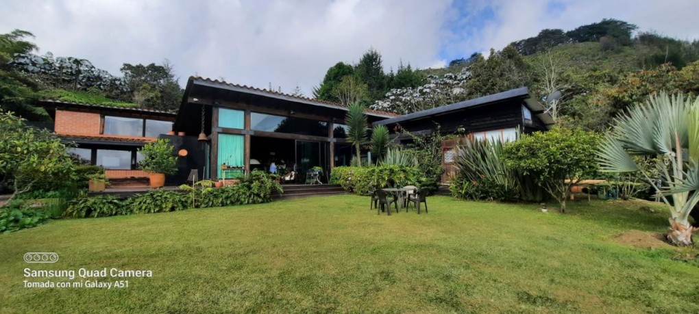 5BR Country House in Aeropuerto for Sale