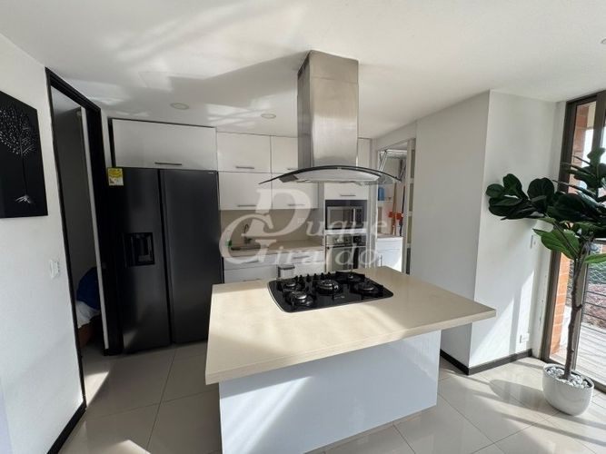 Apartamento de 3 alcobas en venta en Castropol, Medellín, 158 m² · foto 4 de 23