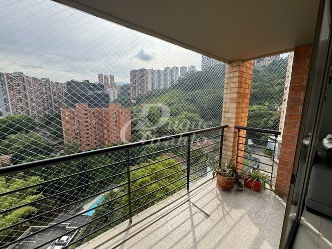 Apartamento de 3 alcobas en venta en Castropol, Medellín, 158 m² · foto 5 de 23