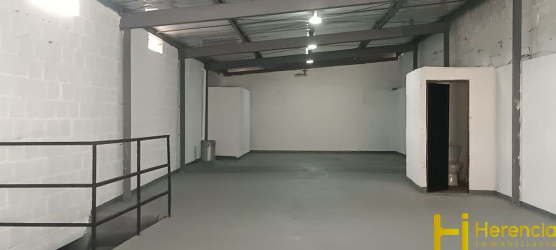 Bodega en arriendo en Cristo Rey, Medellín, 170 m² · foto 2 de 12