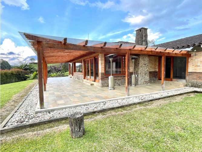 Casa de 4 alcobas en venta en Loma Del Escobero, Envigado, 750 m² · foto 2 de 24