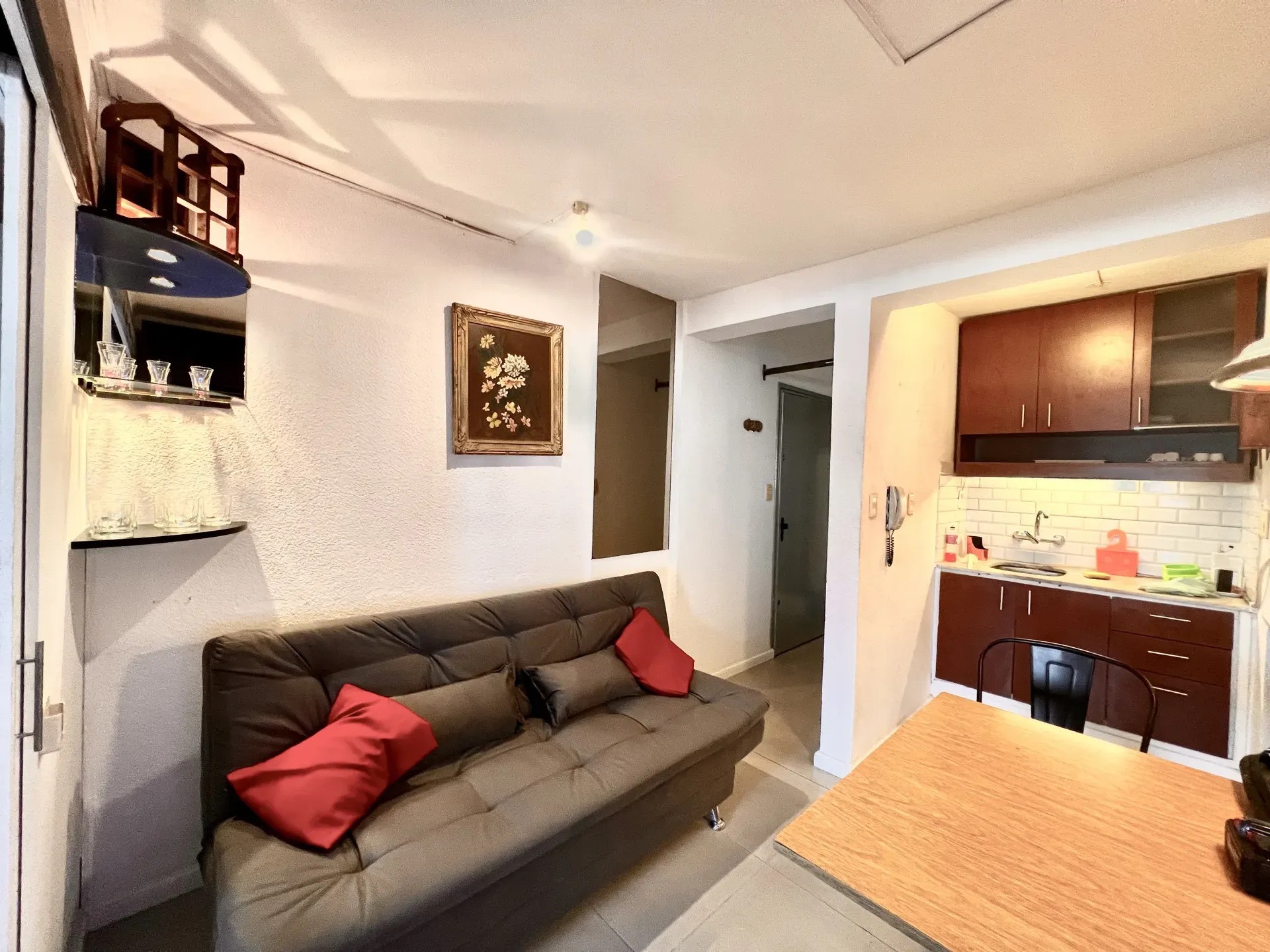 Alquiler Monoambiente Amoblado en Cordón | Piso 8 | Muy Luminoso | Bajos Gastos Comunes · Foto 1