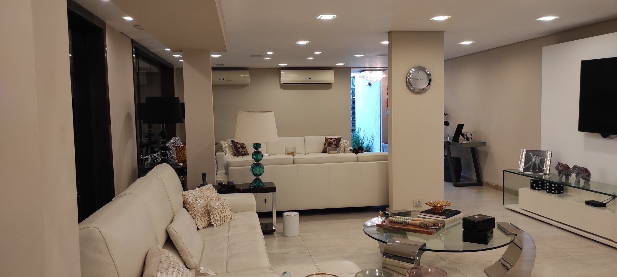 VENDO O ALQUILO: Majestuosa Residencia de Lujo con Diseño Exclusivo en el Prestigioso Barrio Manora. — foto 2