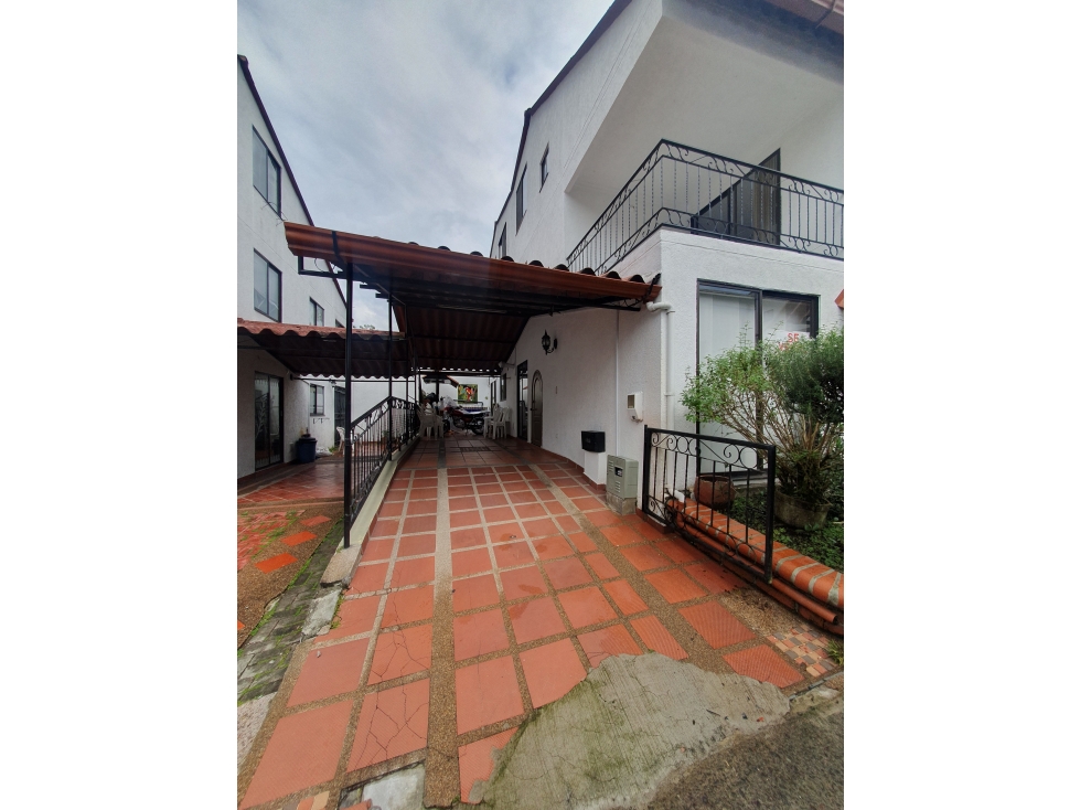 Casa en venta en El Dorado, Pereira · foto 2 de 24