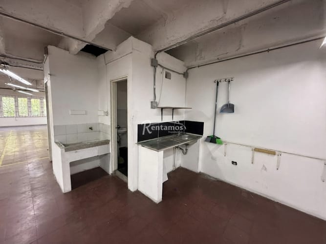 Local en arriendo en Perpetuo Socorro, Medellín, 150 m² · foto 10 de 21