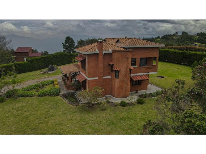 Casa de 4 alcobas en venta en Santa Elena, Medellín, 300 m² · foto 2 de 13