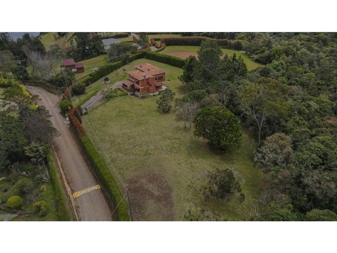 Casa de 4 alcobas en venta en Santa Elena, Medellín, 300 m² · foto 3 de 13