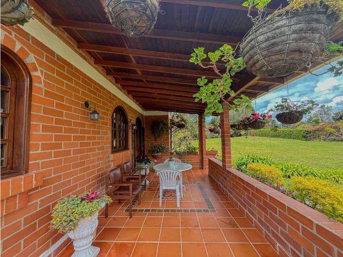 Casa de 4 alcobas en venta en Santa Elena, Medellín, 300 m² · foto 4 de 13