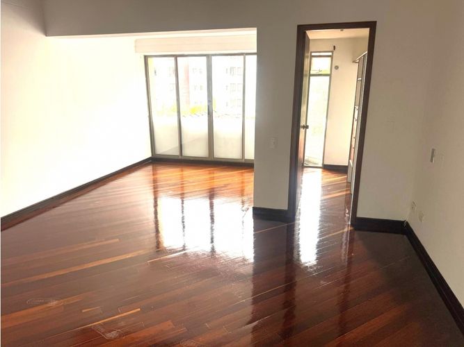 Casa de 3 alcobas en venta en El Poblado, Medellín, 275 m² · foto 3 de 14