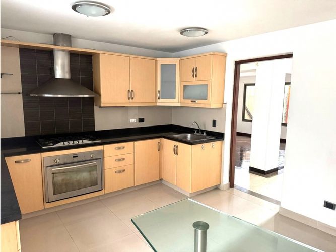 Casa de 3 alcobas en venta en El Poblado, Medellín, 275 m² · foto 4 de 14
