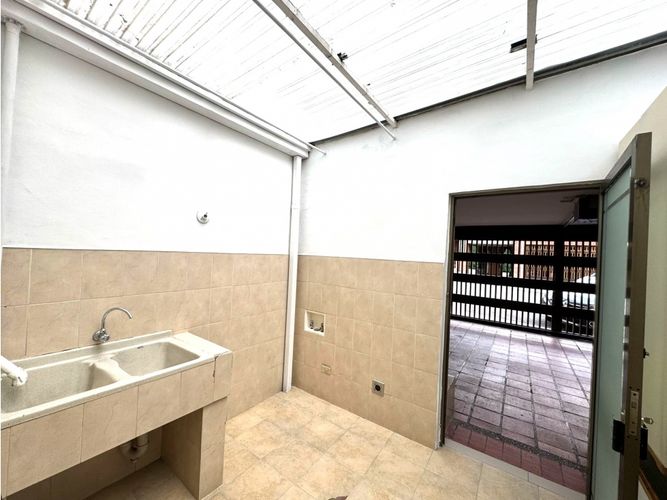 Casa de 3 alcobas en venta en El Poblado, Medellín, 275 m² · foto 5 de 14