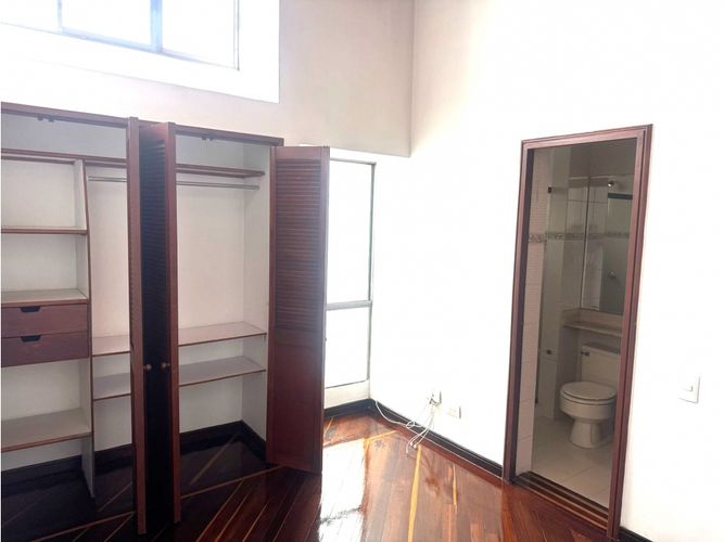Casa de 3 alcobas en venta en El Poblado, Medellín, 275 m² · foto 11 de 14