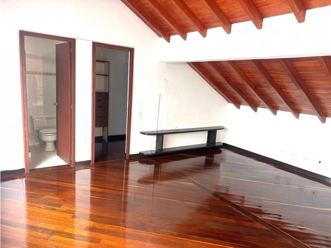 Casa de 3 alcobas en venta en El Poblado, Medellín, 275 m² · foto 12 de 14