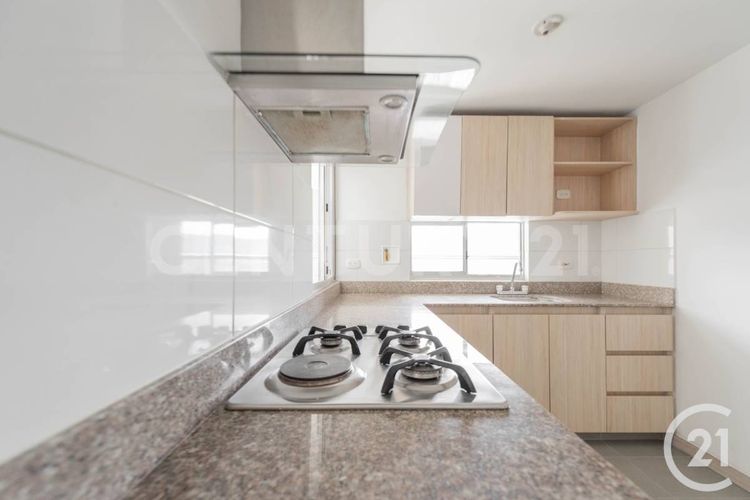 Apartamento de 3 alcobas en venta en Loma De Los Bernal, Medellín, 72 m² · foto 2 de 21