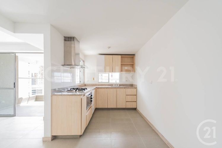 Apartamento de 3 alcobas en venta en Loma De Los Bernal, Medellín, 72 m² · foto 3 de 21
