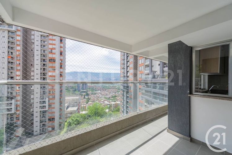 Apartamento de 3 alcobas en venta en Loma De Los Bernal, Medellín, 72 m² · foto 5 de 21
