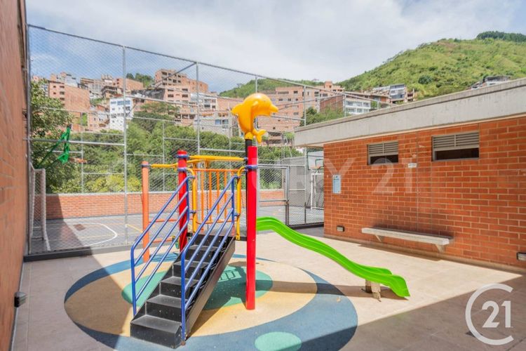 Apartamento de 3 alcobas en venta en Loma De Los Bernal, Medellín, 72 m² · foto 18 de 21