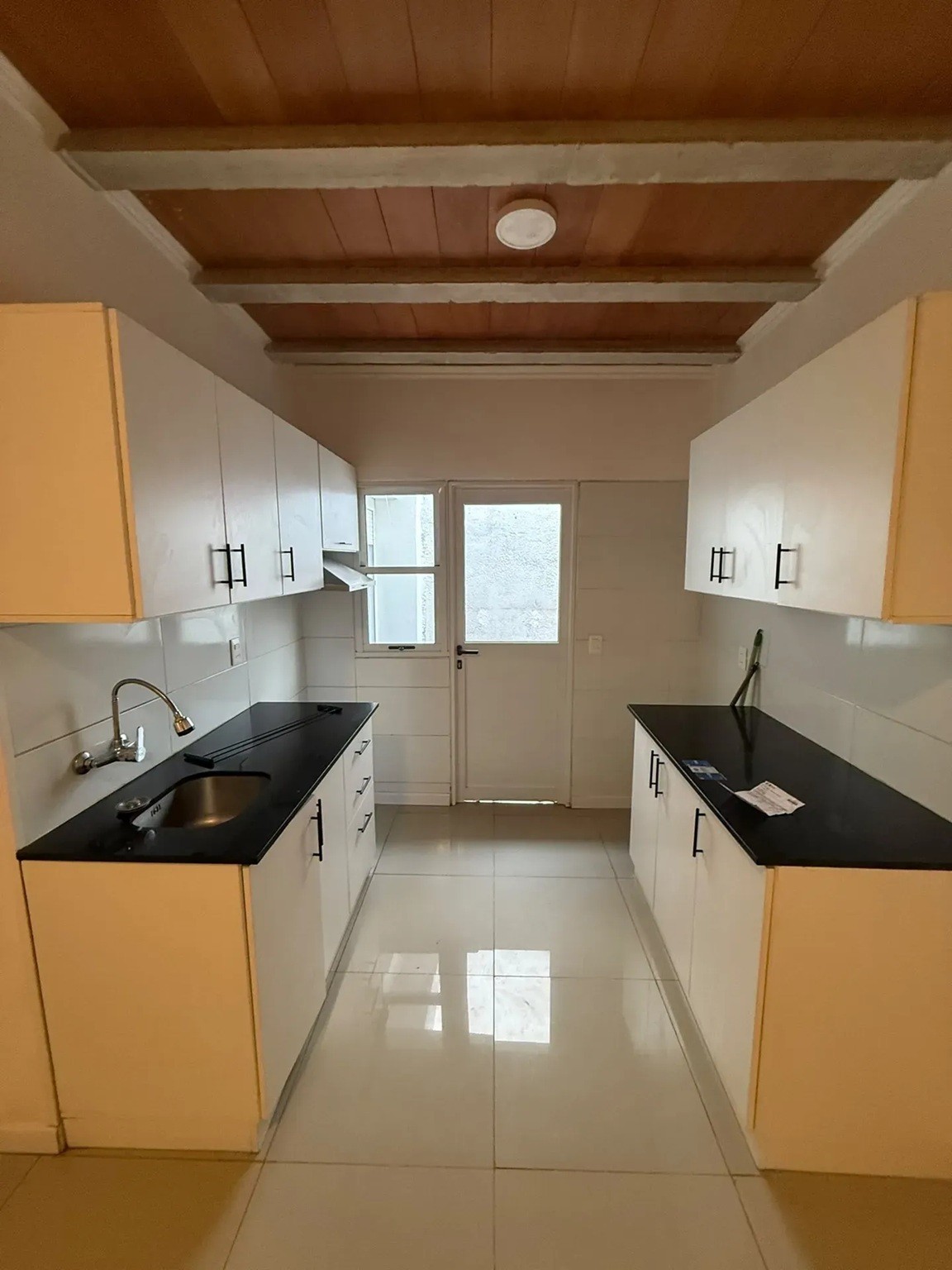 ALQUILER EN CORDON EN PLANTA BAJA DE 1 DORMITORIO, RECICLADO CON PATIO, SIN GASTOS COMUNES · Foto 2