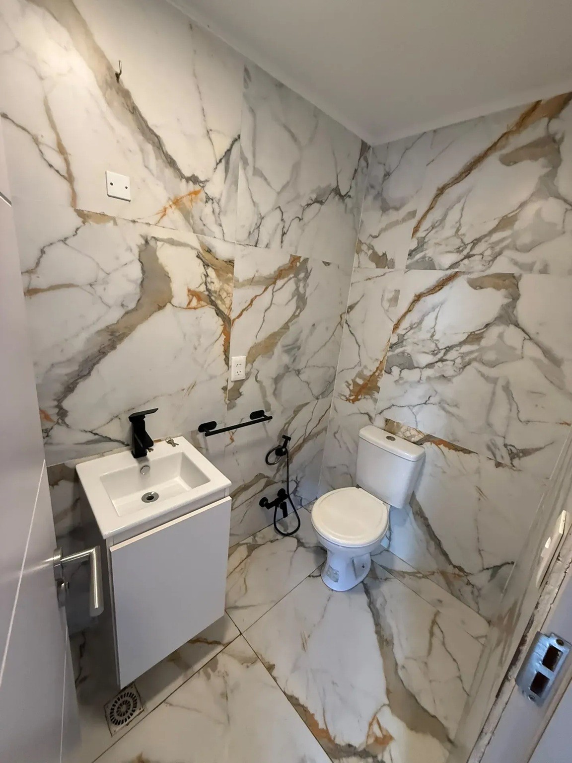ALQUILER EN CORDON EN PLANTA BAJA DE 1 DORMITORIO, RECICLADO CON PATIO, SIN GASTOS COMUNES · Foto 3