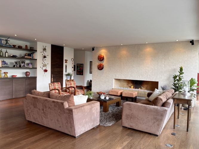 Apartamento de 3 alcobas en venta en Los Rosales, Bogotá, 290 m² · foto 2 de 24