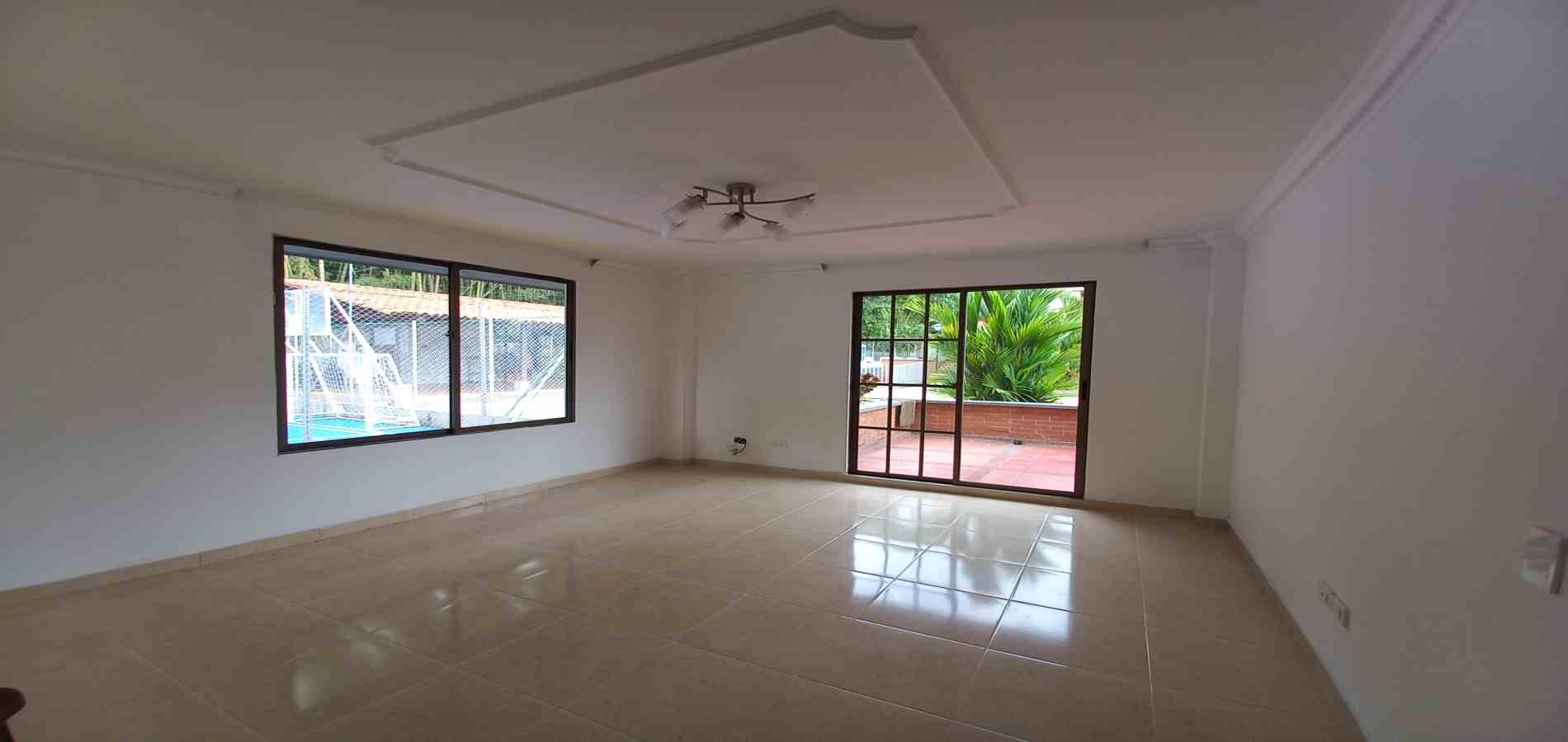 Casa en venta en El Dorado, Pereira · foto 2 de 24
