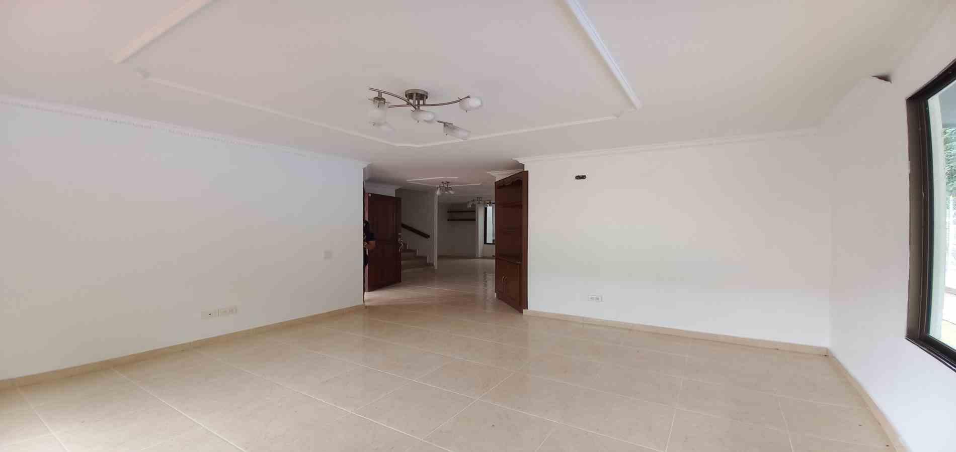 Casa en venta en El Dorado, Pereira · foto 3 de 24