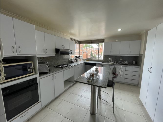 Apartamento de 4 alcobas en venta en El Tesoro, Medellín, 240 m² · foto 7 de 24