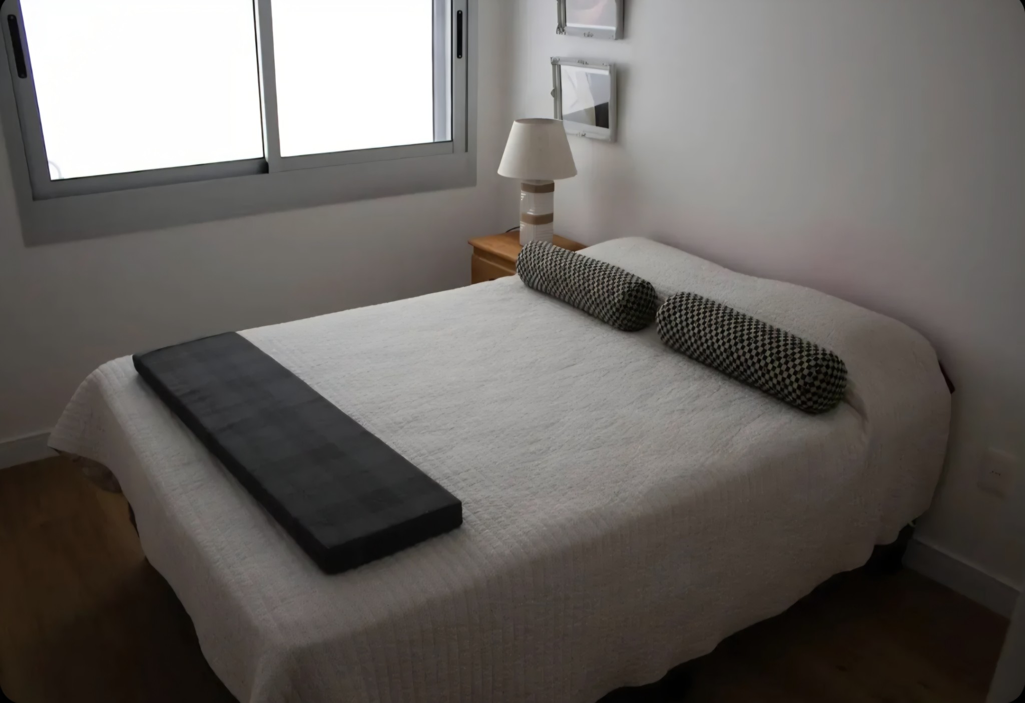 Exclusivo apartamento de 2 dormitorios, completamente amueblado y equipado, con garage y baulera, ubicado en el prestigioso Distrito M, en la estratégica intersección de Colombes y Avenida Italia. · Foto 12