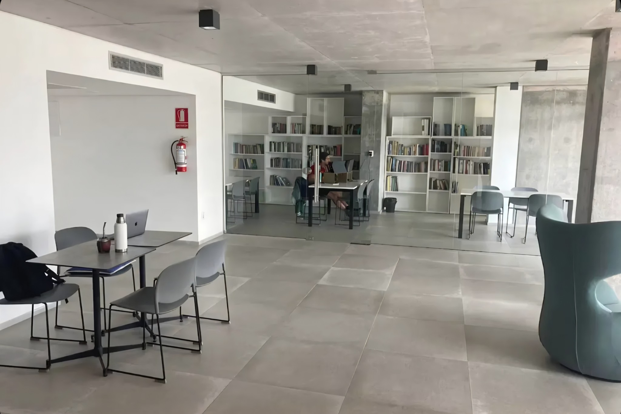 Exclusivo apartamento de 2 dormitorios, completamente amueblado y equipado, con garage y baulera, ubicado en el prestigioso Distrito M, en la estratégica intersección de Colombes y Avenida Italia. · Foto 10