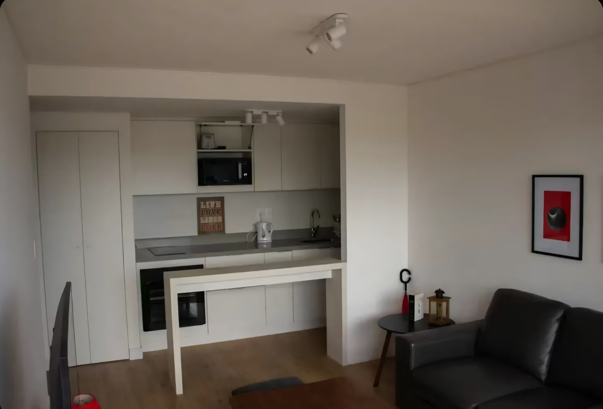 Exclusivo apartamento de 2 dormitorios, completamente amueblado y equipado, con garage y baulera, ubicado en el prestigioso Distrito M, en la estratégica intersección de Colombes y Avenida Italia. · Foto 5