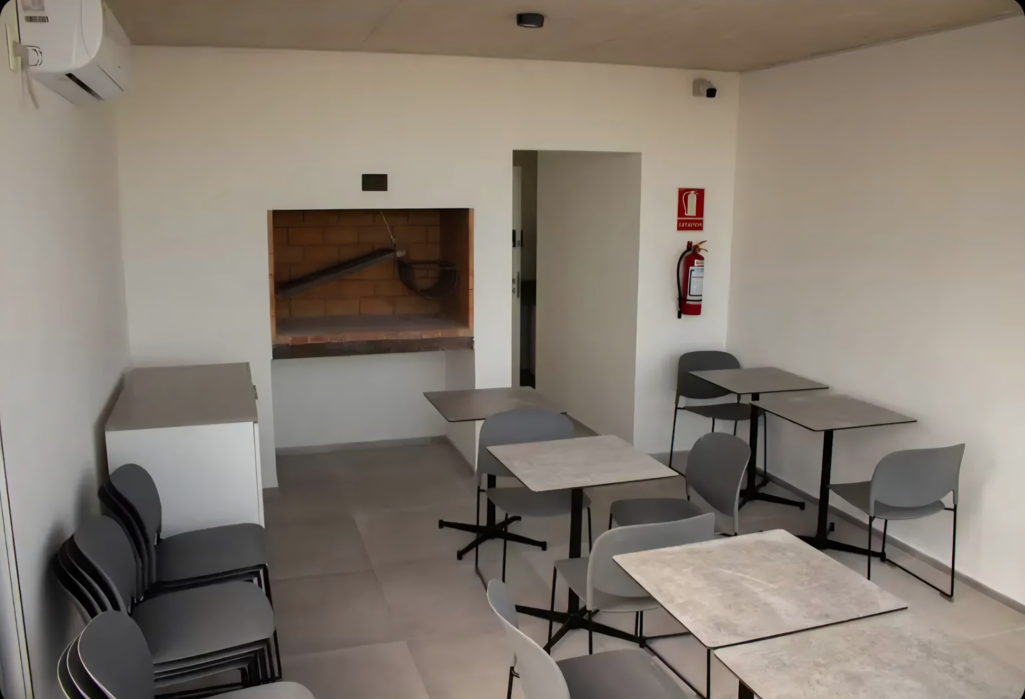 Exclusivo apartamento de 2 dormitorios, completamente amueblado y equipado, con garage y baulera, ubicado en el prestigioso Distrito M, en la estratégica intersección de Colombes y Avenida Italia. · Foto 9