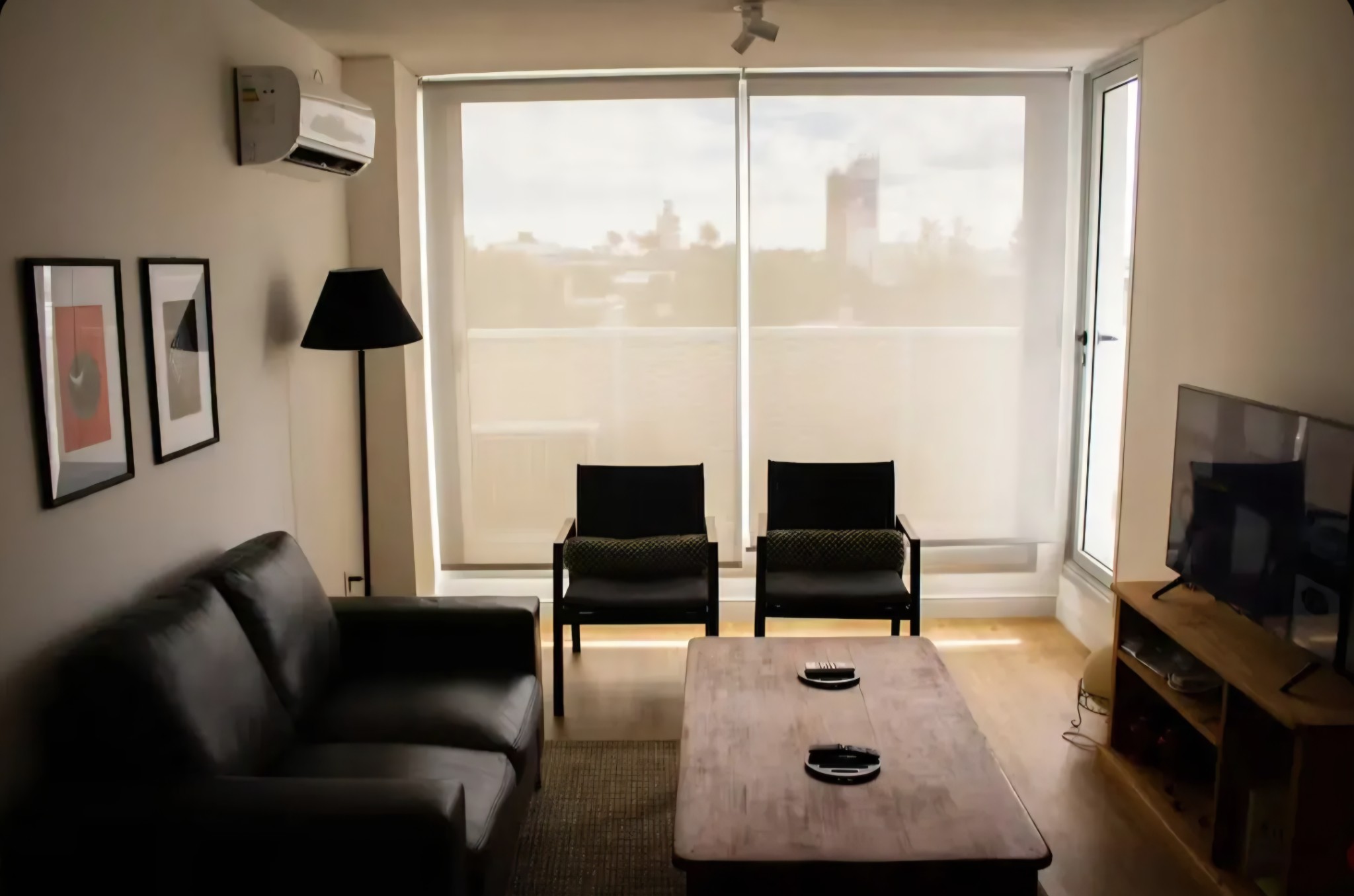 Exclusivo apartamento de 2 dormitorios, completamente amueblado y equipado, con garage y baulera, ubicado en el prestigioso Distrito M, en la estratégica intersección de Colombes y Avenida Italia. · Foto 2