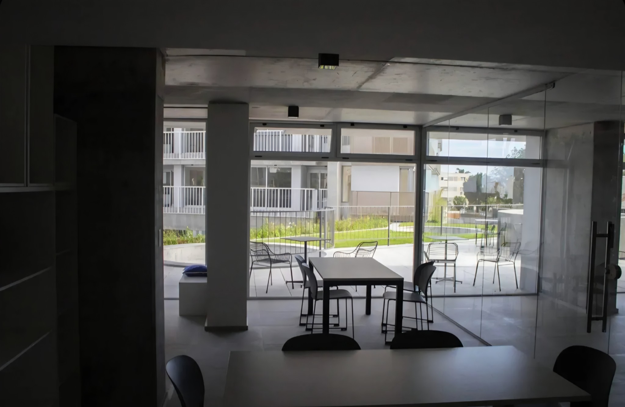 Exclusivo apartamento de 2 dormitorios, completamente amueblado y equipado, con garage y baulera, ubicado en el prestigioso Distrito M, en la estratégica intersección de Colombes y Avenida Italia. · Foto 8