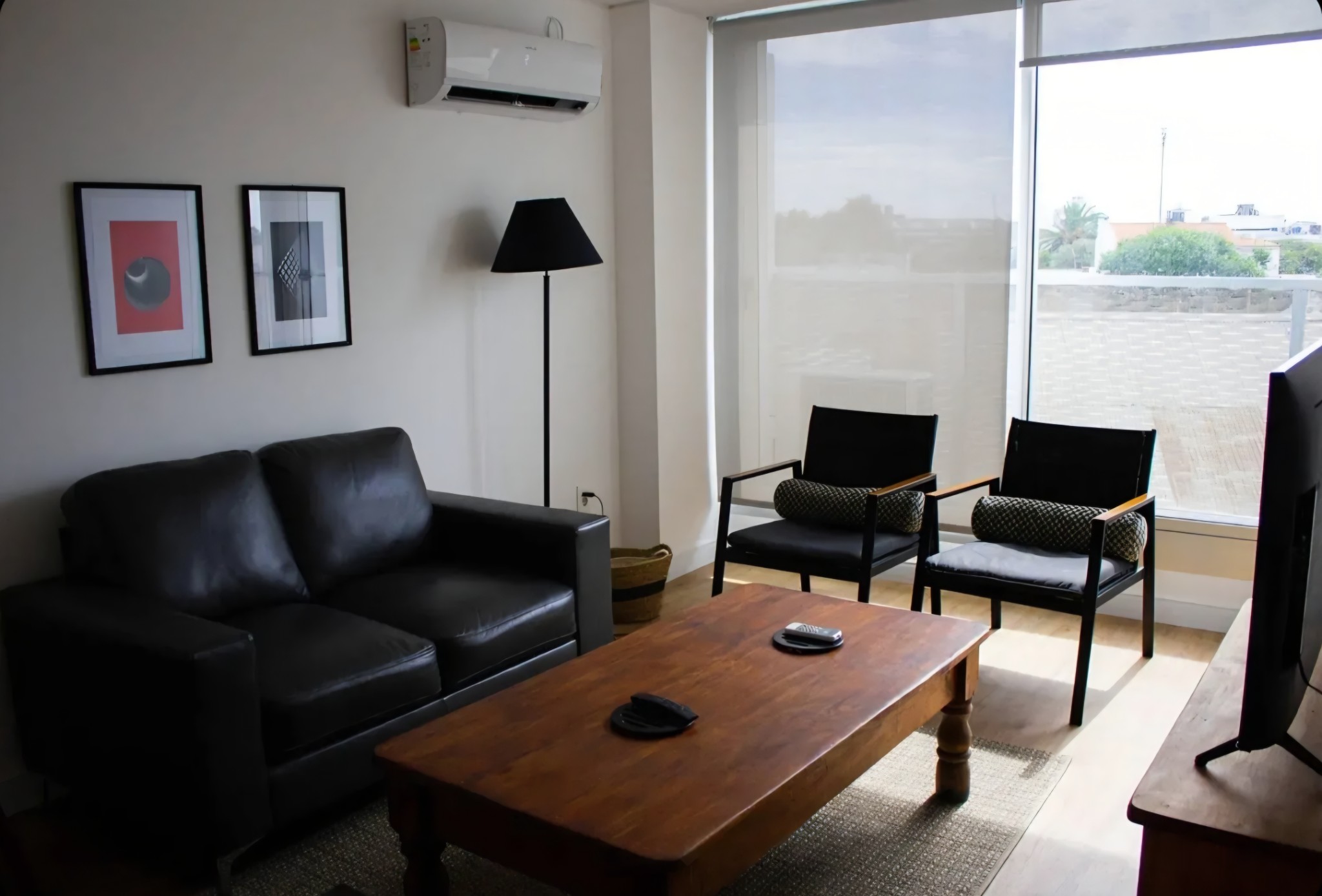 Exclusivo apartamento de 2 dormitorios, completamente amueblado y equipado, con garage y baulera, ubicado en el prestigioso Distrito M, en la estratégica intersección de Colombes y Avenida Italia. · Foto 3