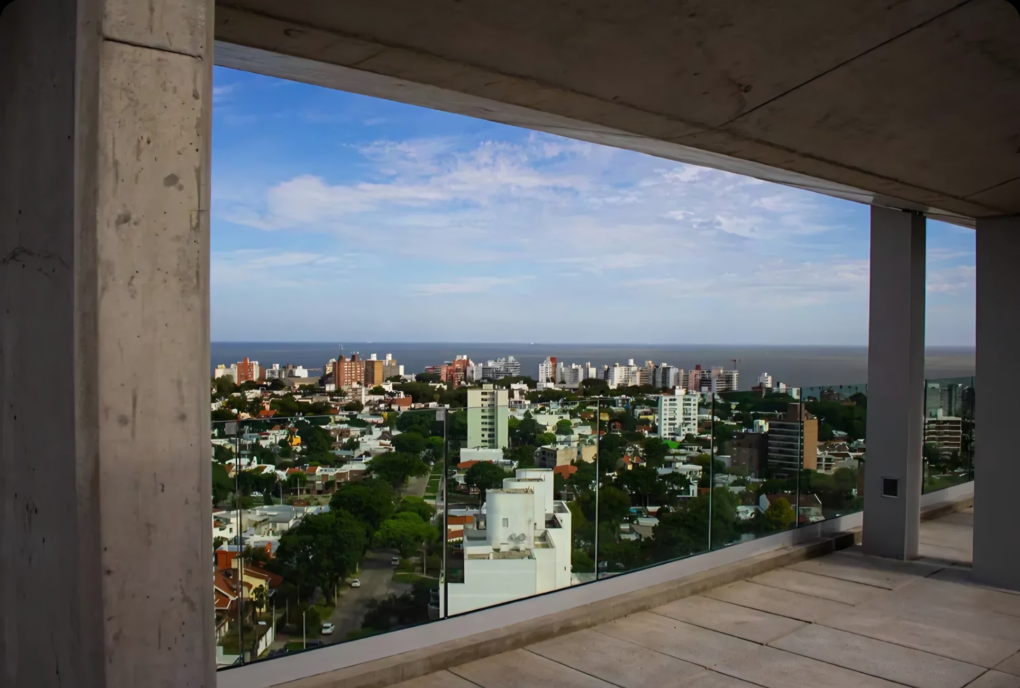 Exclusivo apartamento de 2 dormitorios, completamente amueblado y equipado, con garage y baulera, ubicado en el prestigioso Distrito M, en la estratégica intersección de Colombes y Avenida Italia. · Foto 1