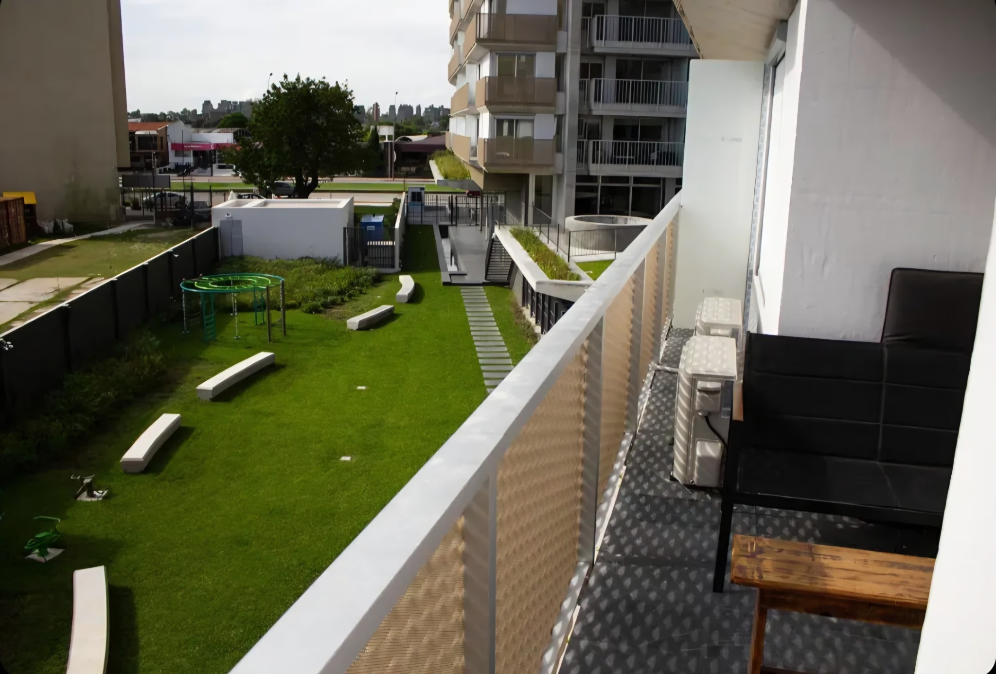 Exclusivo apartamento de 2 dormitorios, completamente amueblado y equipado, con garage y baulera, ubicado en el prestigioso Distrito M, en la estratégica intersección de Colombes y Avenida Italia. · Foto 7