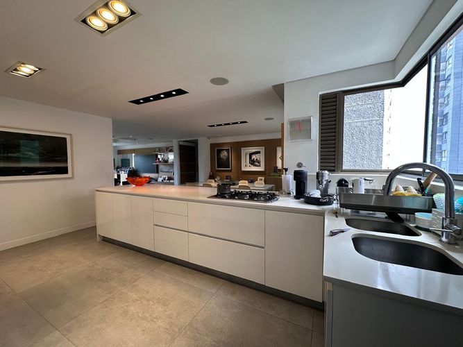 Apartamento de 3 alcobas en arriendo en El Poblado, Medellín, 212 m² · foto 5 de 18