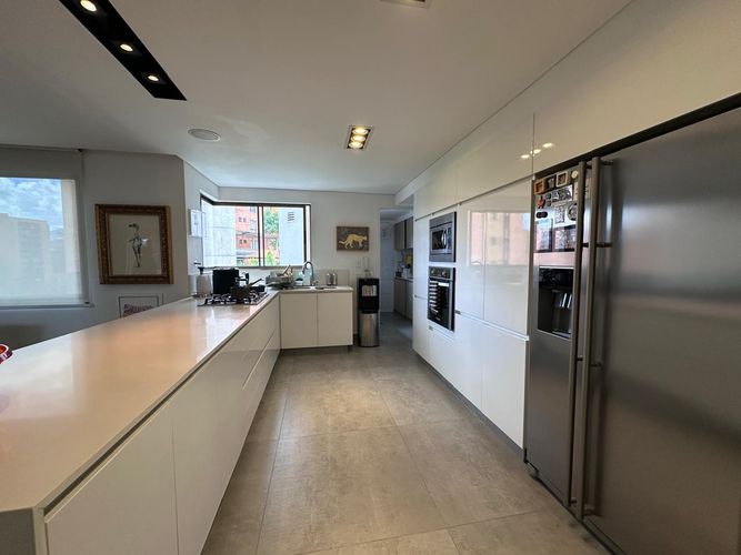 Apartamento de 3 alcobas en arriendo en El Poblado, Medellín, 212 m² · foto 8 de 18
