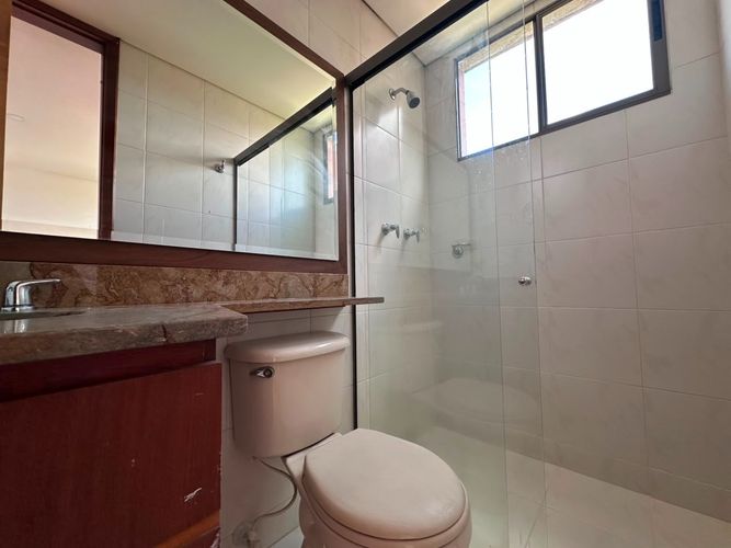 Apartamento de 3 alcobas en arriendo en El Poblado, Medellín, 210 m² · foto 9 de 12