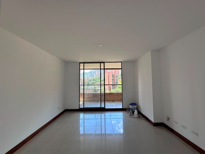 Apartamento de 3 alcobas en arriendo en El Poblado, Medellín, 210 m² · foto 2 de 12