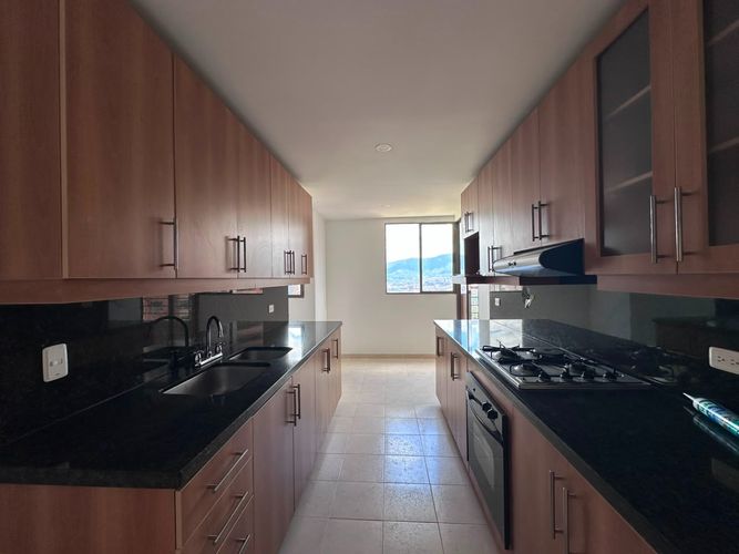 Apartamento de 3 alcobas en arriendo en El Poblado, Medellín, 210 m² · foto 3 de 12