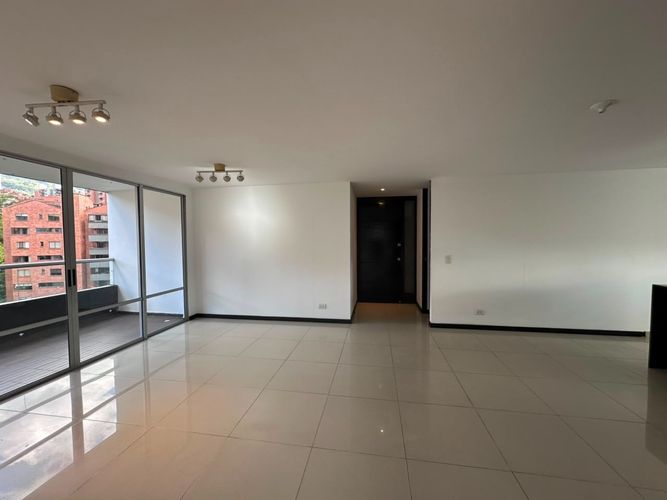 Apartamento de 4 alcobas en arriendo en El Poblado, Medellín, 130 m² · foto 3 de 19