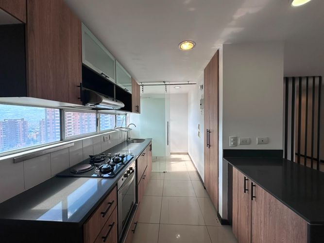 Apartamento de 4 alcobas en arriendo en El Poblado, Medellín, 130 m² · foto 6 de 19