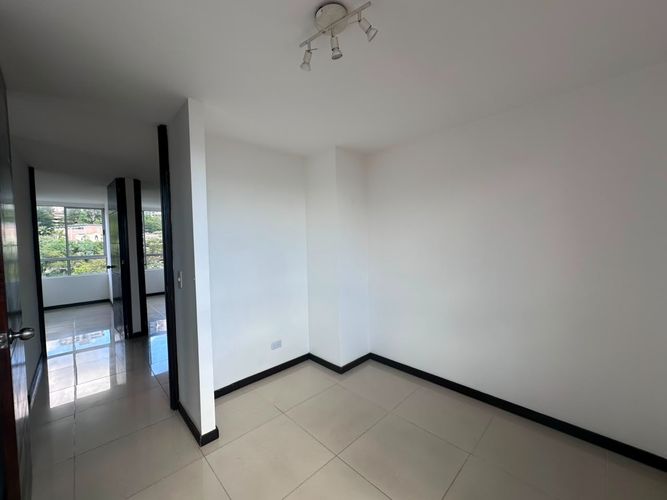 Apartamento de 4 alcobas en arriendo en El Poblado, Medellín, 130 m² · foto 13 de 19