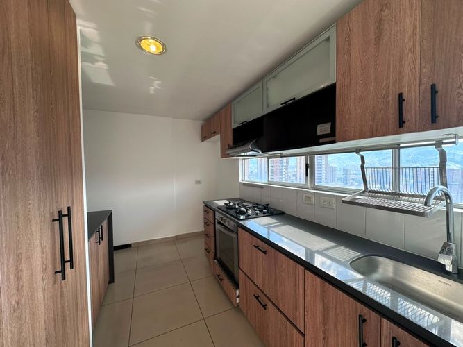 Apartamento de 4 alcobas en arriendo en El Poblado, Medellín, 130 m² · foto 5 de 19