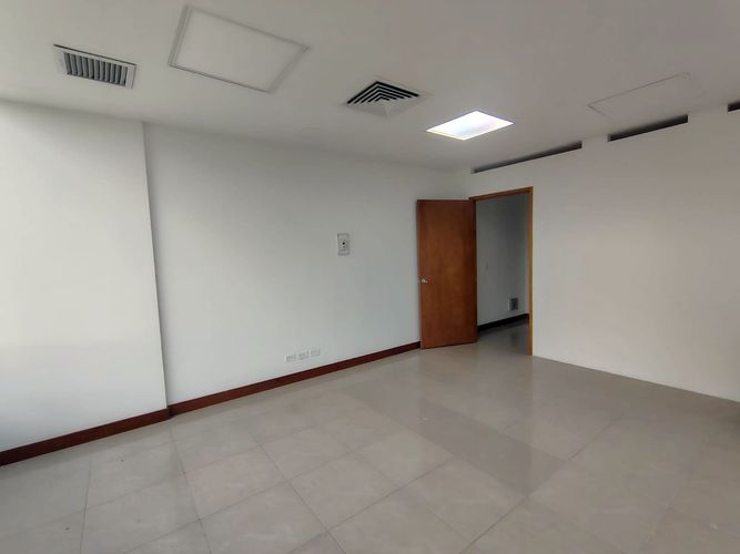 Oficina en arriendo en El Poblado, Medellín, 108 m² · foto 8 de 11
