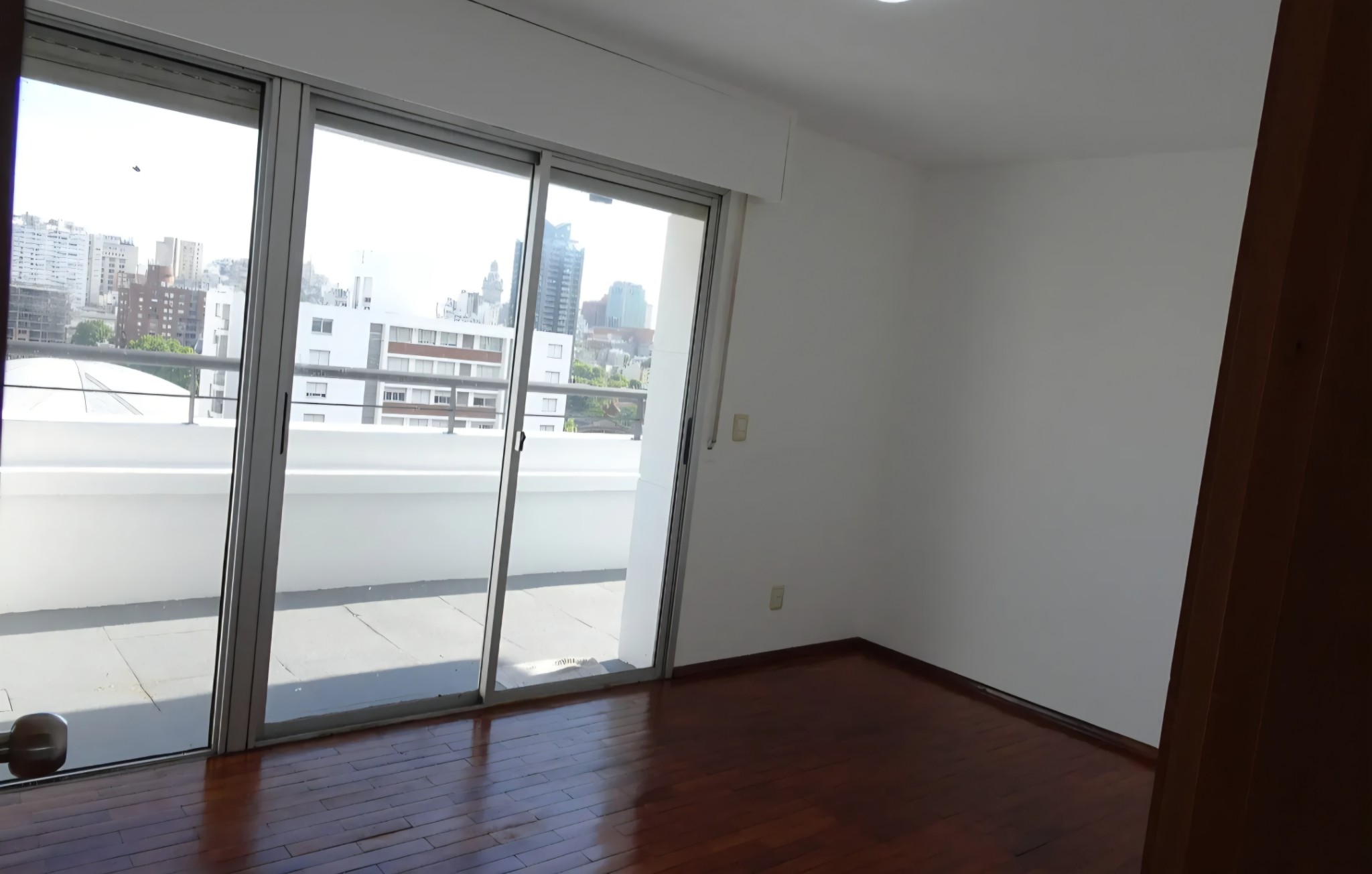 Exclusivo Apartamento de 1 Dormitorio con Vistas Panorámicas a la Bahía en Esquina Privilegiada (Rondeau y Asunción) · Foto 10