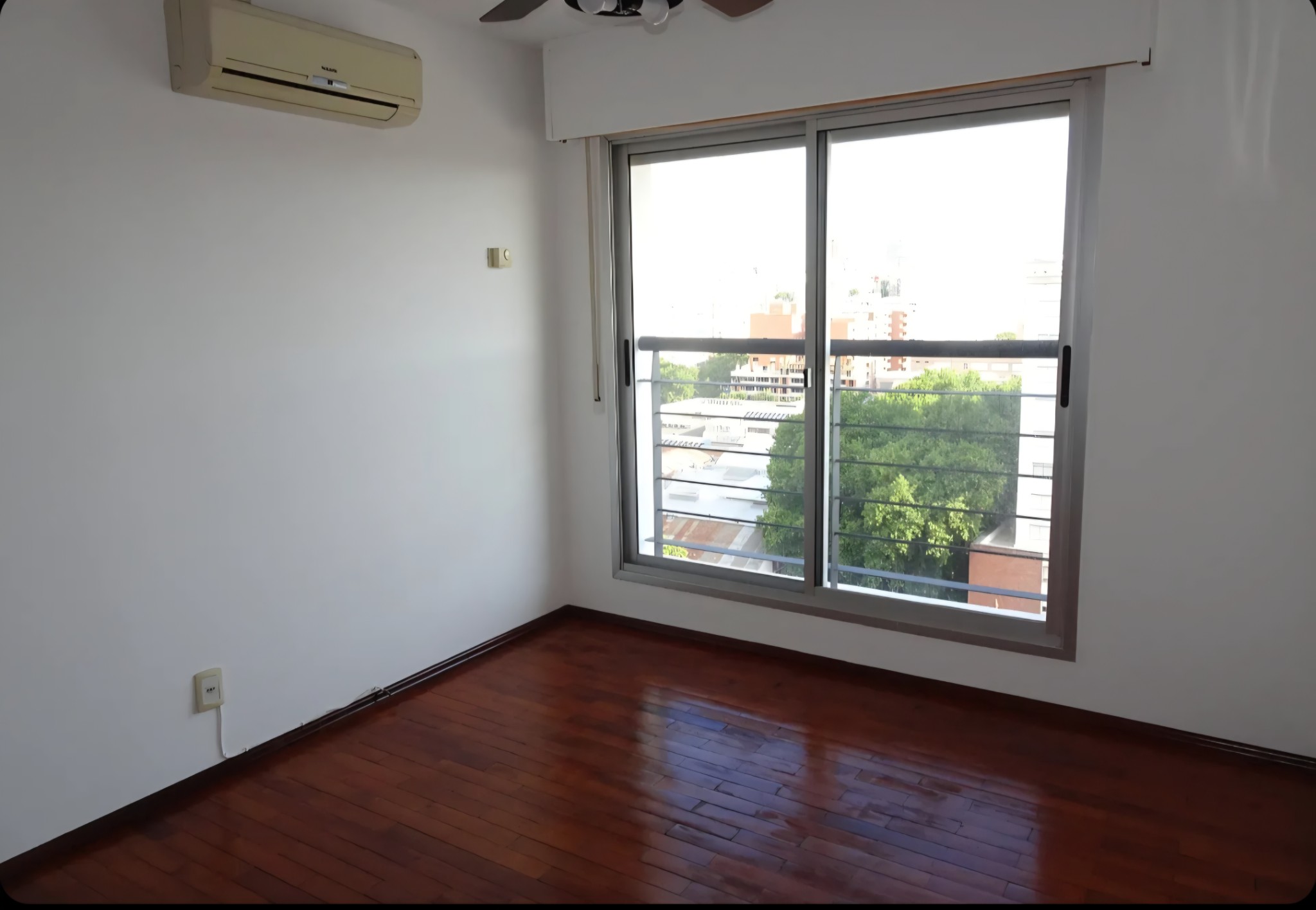 Exclusivo Apartamento de 1 Dormitorio con Vistas Panorámicas a la Bahía en Esquina Privilegiada (Rondeau y Asunción) · Foto 11