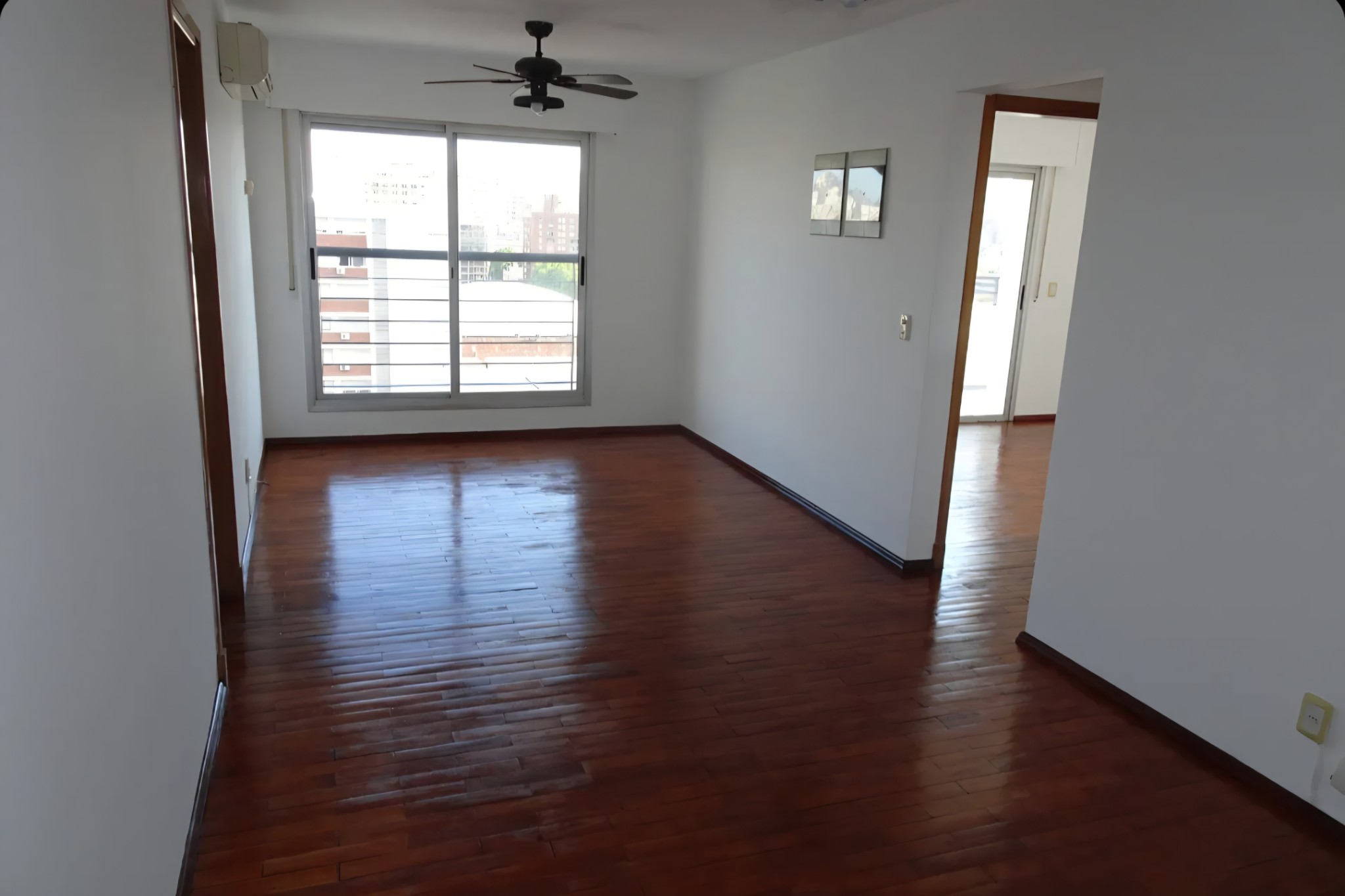 Exclusivo Apartamento de 1 Dormitorio con Vistas Panorámicas a la Bahía en Esquina Privilegiada (Rondeau y Asunción) · Foto 8
